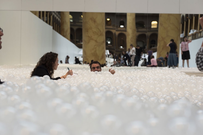 A million white bubbles in the Washington Museum. Here is a real thrill! A million white bubbles in the Washington Museum. Here is a real thrill!