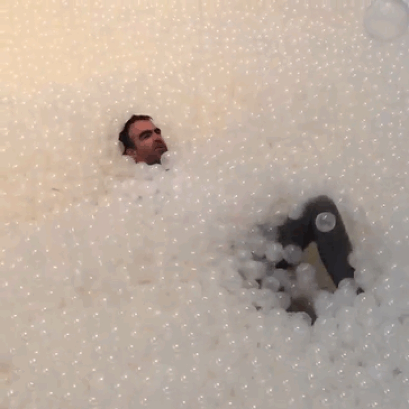 A million white bubbles in the Washington Museum. Here is a real thrill!