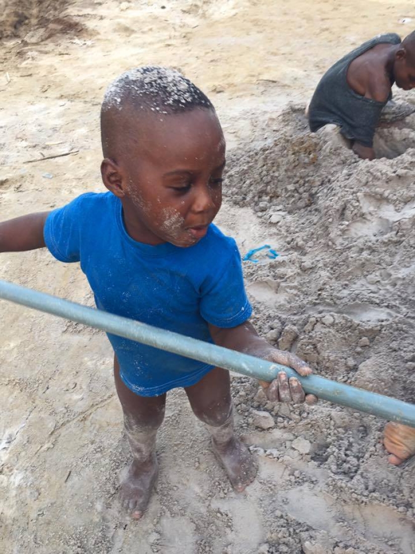 A Nigerian boy saved from death on the street- a "sorcerer" went to school A Nigerian boy saved from death on the street- a "sorcerer" went to school