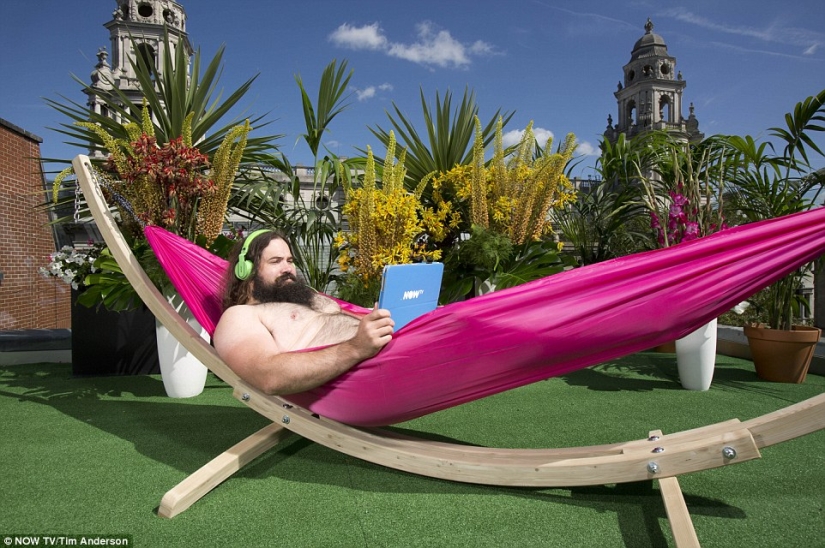 A nudist terrace opens in London, where visitors can enjoy amazing views