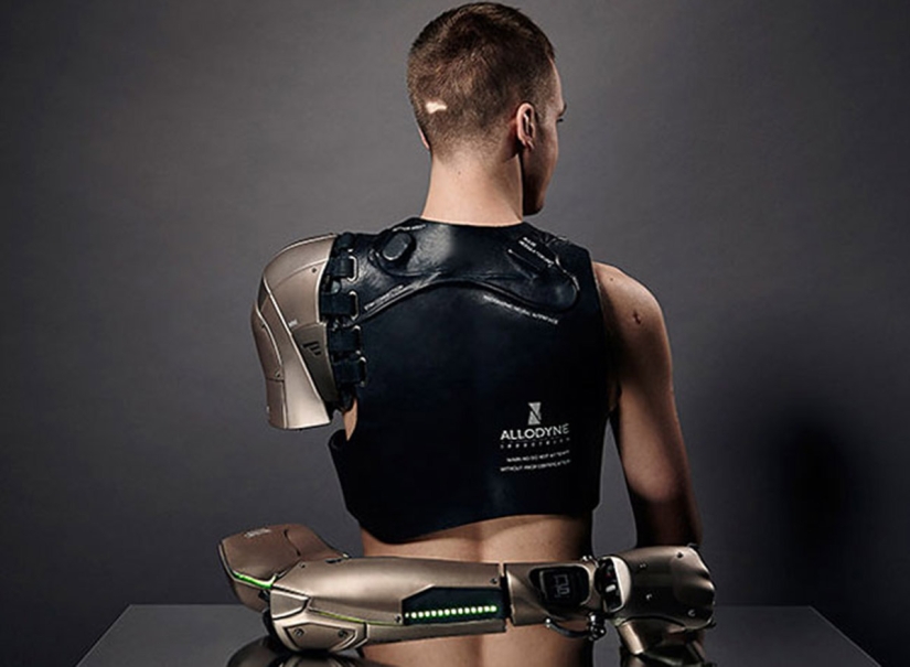 A one-armed gamer was made a prosthesis with a USB, a display and a drone A one-armed gamer was made a prosthesis with a USB, a display and a drone