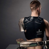 A one-armed gamer was made a prosthesis with a USB, a display and a drone