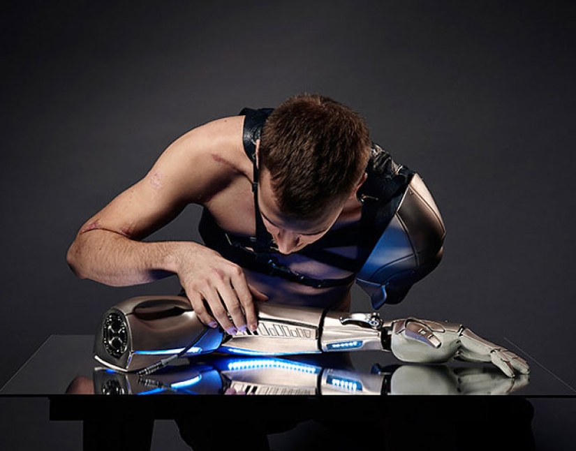 A one-armed gamer was made a prosthesis with a USB, a display and a drone A one-armed gamer was made a prosthesis with a USB, a display and a drone