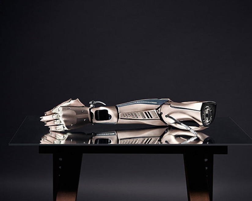 A one-armed gamer was made a prosthesis with a USB, a display and a drone A one-armed gamer was made a prosthesis with a USB, a display and a drone