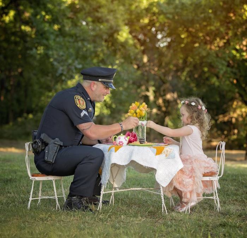 A policeman starred in a cute photo shoot with a girl he saved from death A policeman starred in a cute photo shoot with a girl he saved from death