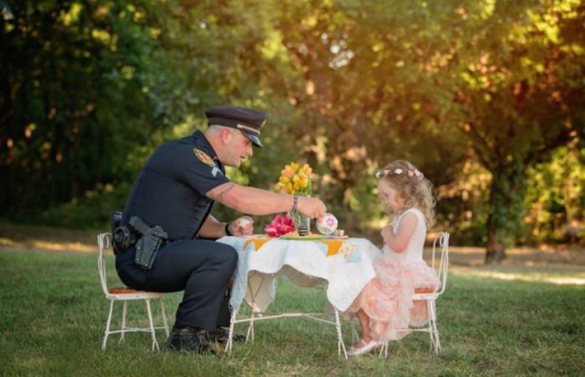 A policeman starred in a cute photo shoot with a girl he saved from death A policeman starred in a cute photo shoot with a girl he saved from death