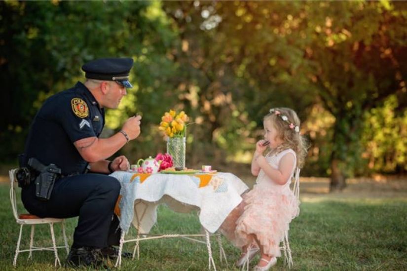 A policeman starred in a cute photo shoot with a girl he saved from death A policeman starred in a cute photo shoot with a girl he saved from death