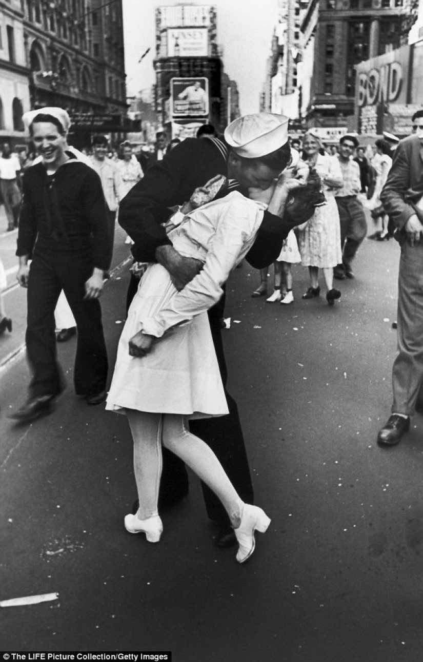 A woman from the legendary photo where a sailor kisses a girl in Times Square has died