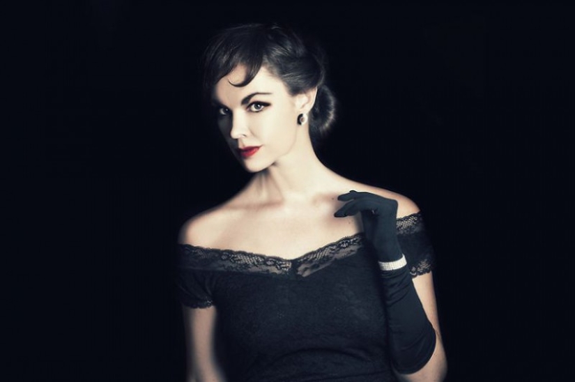 A woman single-handedly reincarnated as 15 famous personalities