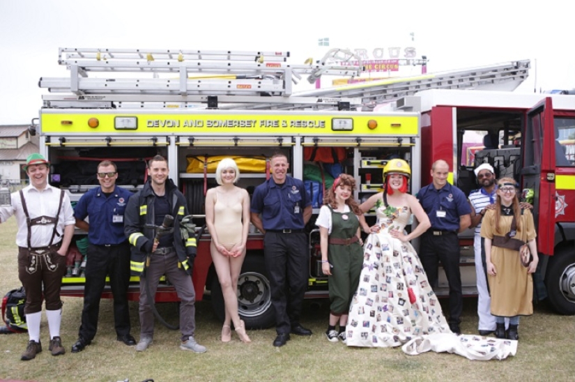A woman wore fancy dress every day for a whole year. A woman wore fancy dress every day for a whole year.