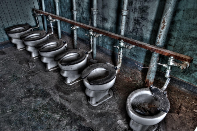 Abandoned schools and universities around the world Abandoned schools and universities around the world