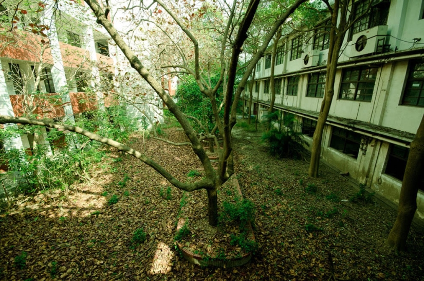 Abandoned schools and universities around the world Abandoned schools and universities around the world