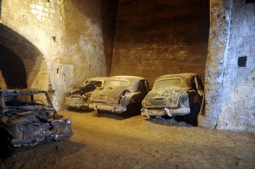 Abandoned tunnel under Naples, which became a crypt for cars Abandoned tunnel under Naples, which became a crypt for cars