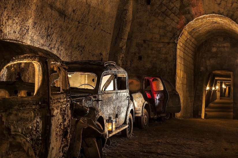 Abandoned tunnel under Naples, which became a crypt for cars Abandoned tunnel under Naples, which became a crypt for cars