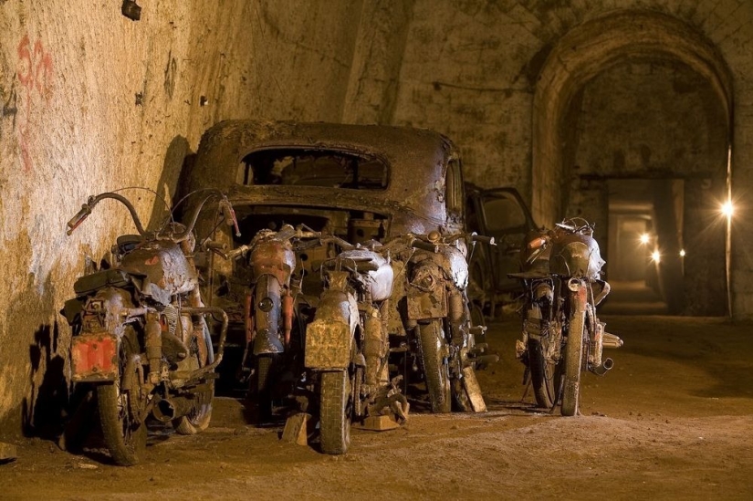 Abandoned tunnel under Naples, which became a crypt for cars Abandoned tunnel under Naples, which became a crypt for cars