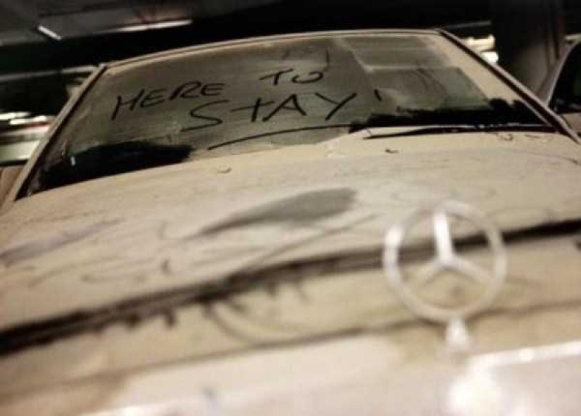 About the problems of Dubai: too many abandoned Ferraris have accumulated in parking lots
