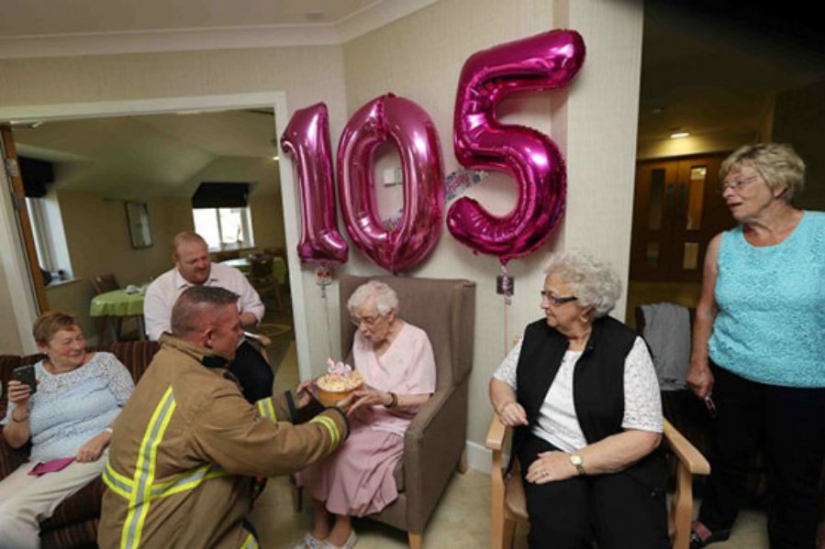 abuela de 105 años pidió un bombero tatuado para su cumpleaños
