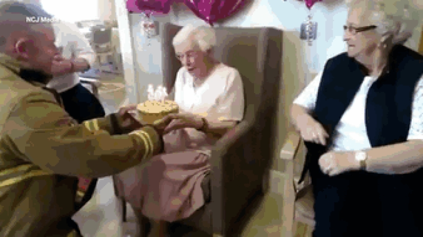 abuela de 105 años pidió un bombero tatuado para su cumpleaños