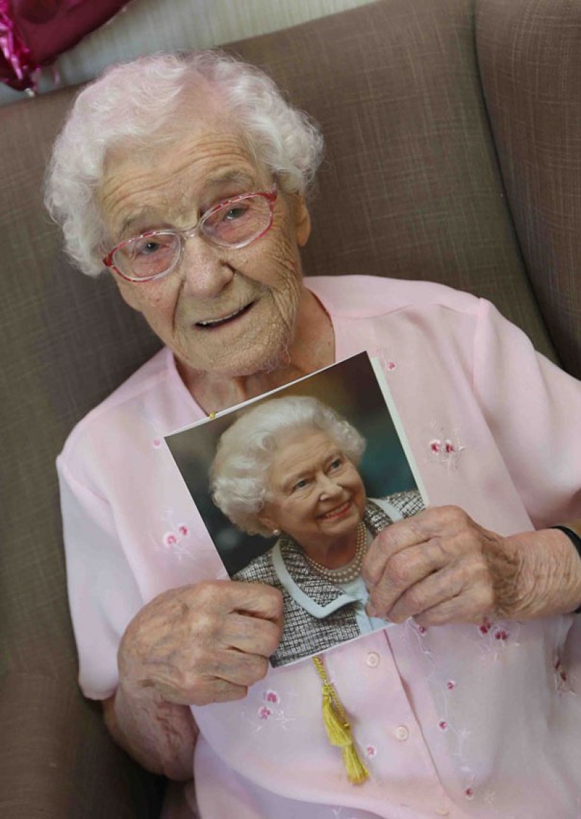 abuela de 105 años pidió un bombero tatuado para su cumpleaños