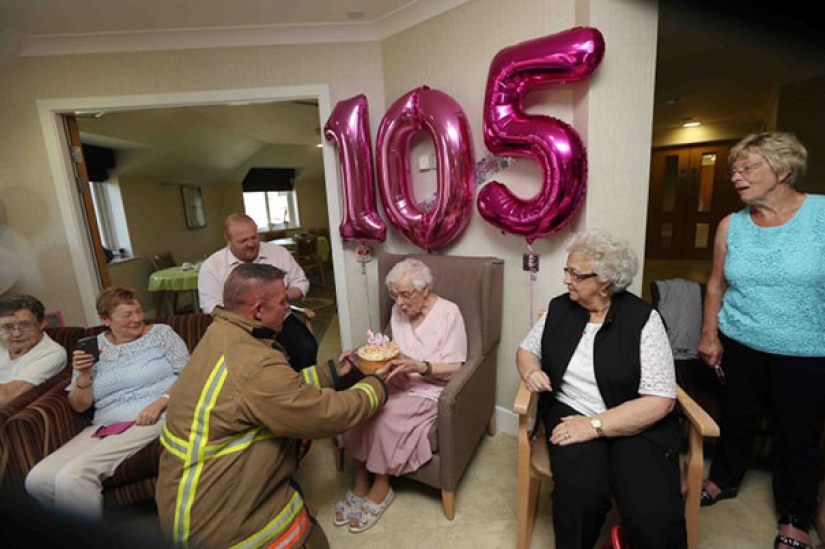 abuela de 105 años pidió un bombero tatuado para su cumpleaños