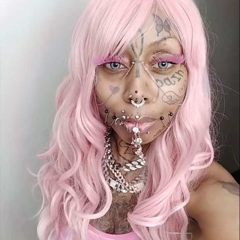 Abuela de 41 años, cubierta de docenas de tatuajes y piercings, dice que su apariencia aún no está completa