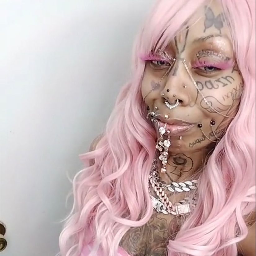 Abuela de 41 años, cubierta de docenas de tatuajes y piercings, dice que su apariencia aún no está completa