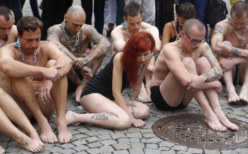 Activistas por los derechos de los animales se marcan a sí mismos con un hierro candente