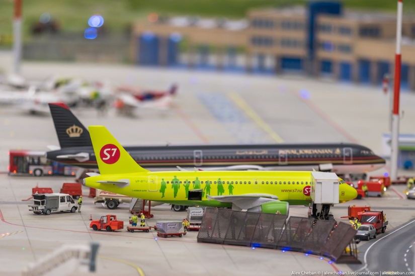 Aeropuerto de juguete para niños grandes por 4 4.8 millones