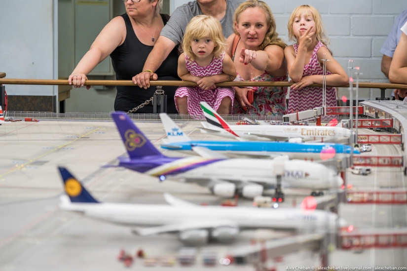Aeropuerto de juguete para niños grandes por 4 4.8 millones