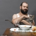 Ahora puedes tintinear vasos y beber con el gato Ahora puedes tintinear vasos y beber con el gato