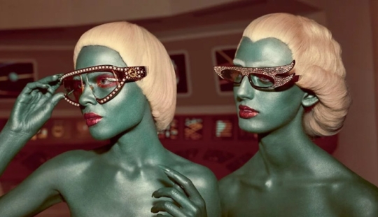 Alienígenas y dinosaurios vintage en el nuevo anuncio loco de Gucci Alienígenas y dinosaurios vintage en el nuevo anuncio loco de Gucci