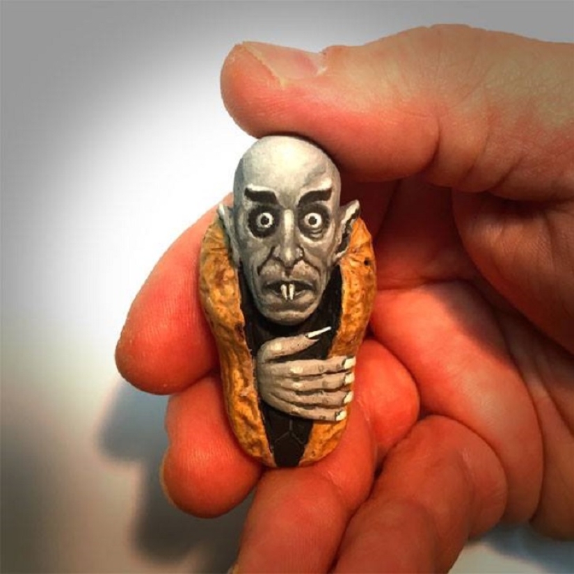 American creates ingenious figurines from peanuts