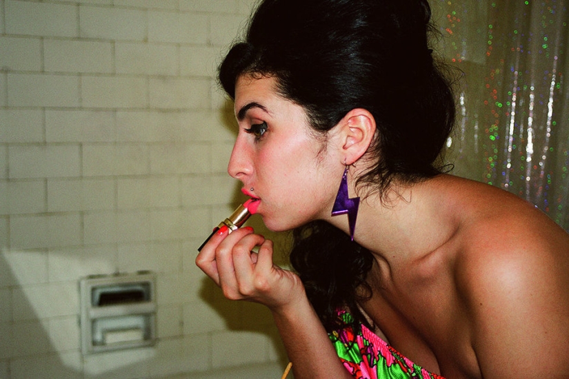 Amy Winehouse a la fama mundial y las drogas Amy Winehouse a la fama mundial y las drogas