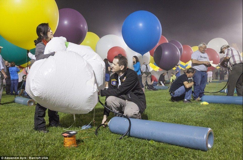 An American tried to fly across the Atlantic Ocean in 375 balloons