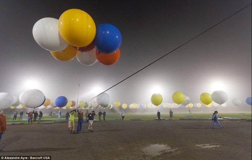 An American tried to fly across the Atlantic Ocean in 375 balloons