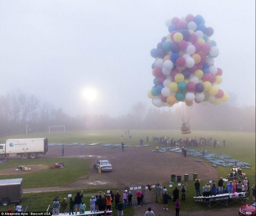 An American tried to fly across the Atlantic Ocean in 375 balloons