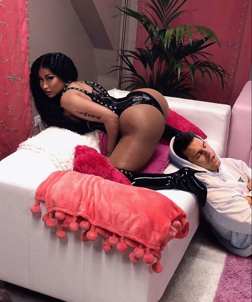 An ordinary guy "takes pictures" of himself with celebrities and amuses the entire Internet: