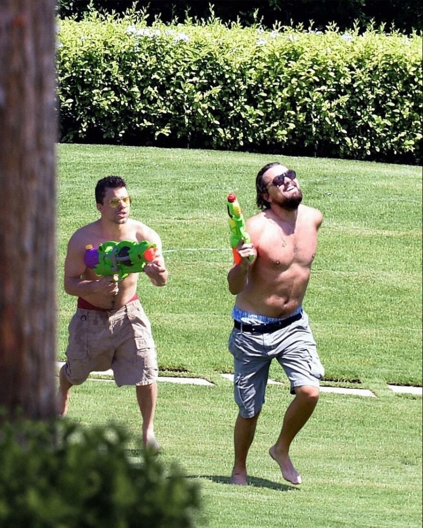 An ordinary guy "takes pictures" of himself with celebrities and amuses the entire Internet: