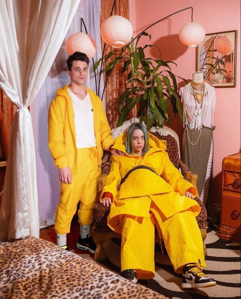 An ordinary guy "takes pictures" of himself with celebrities and amuses the entire Internet: