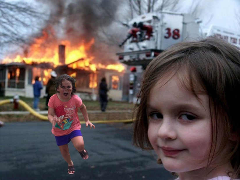 An unsuccessful trip to the zoo gave rise to a meme with a girl taking her feet away from a peacock An unsuccessful trip to the zoo gave rise to a meme with a girl taking her feet away from a peacock