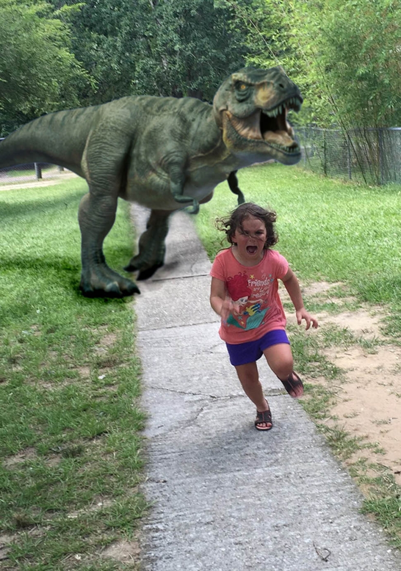 An unsuccessful trip to the zoo gave rise to a meme with a girl taking her feet away from a peacock An unsuccessful trip to the zoo gave rise to a meme with a girl taking her feet away from a peacock