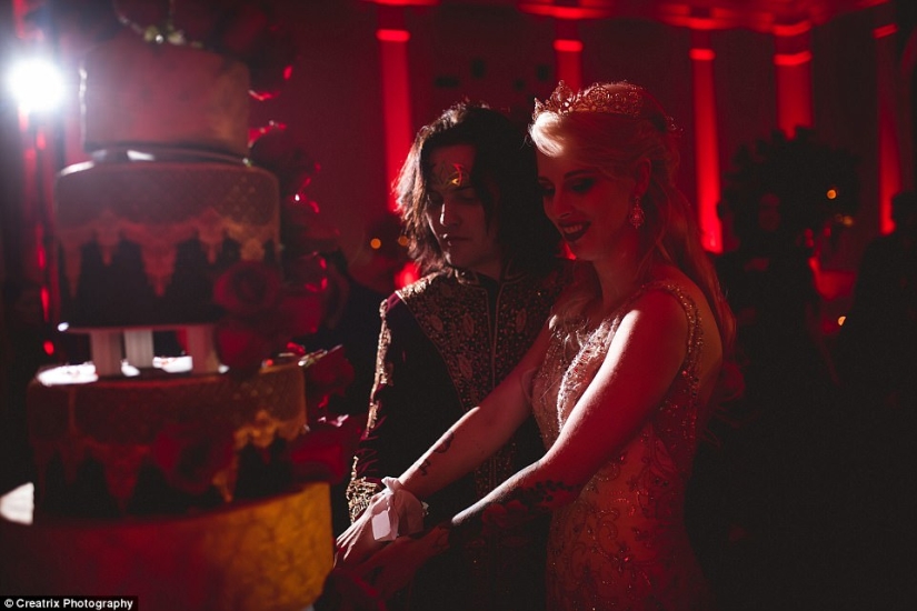 And death will not separate: a couple obsessed with vampires arranged a wedding for 120 thousand dollars