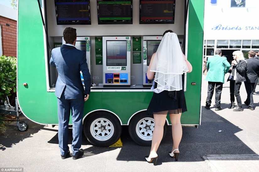 And here's what ladies and gentlemen look like at the races in Australia