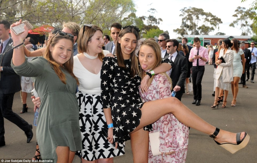 And here's what ladies and gentlemen look like at the races in Australia