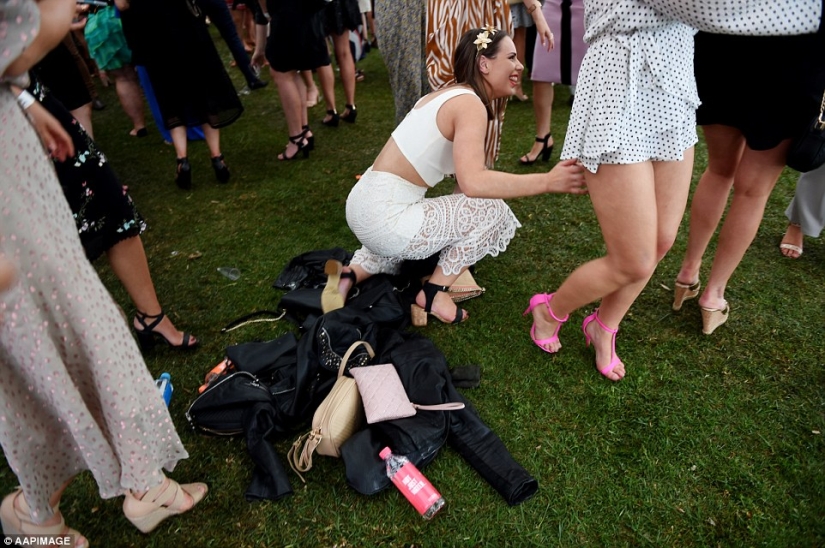 And here's what ladies and gentlemen look like at the races in Australia