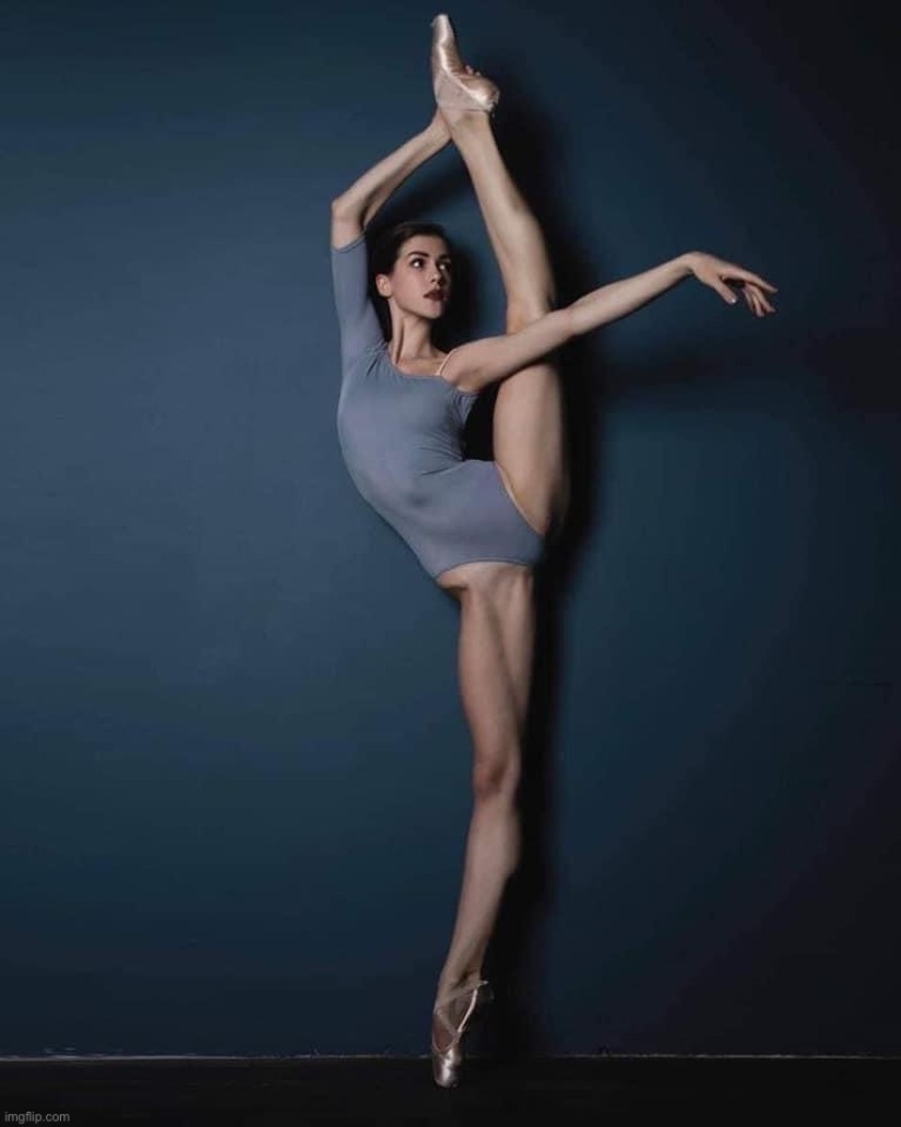 Anita Pudikova-prototipo de las gemelas del juego Atomic Heart Anita Pudikova-prototipo de las gemelas del juego Atomic Heart