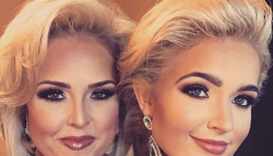 Apple from the apple tree: gorgeous mom and daughter just blew up a beauty contest