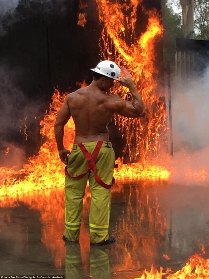 Ardiente backstage: fotos del rodaje del calendario benéfico con bomberos desnudos