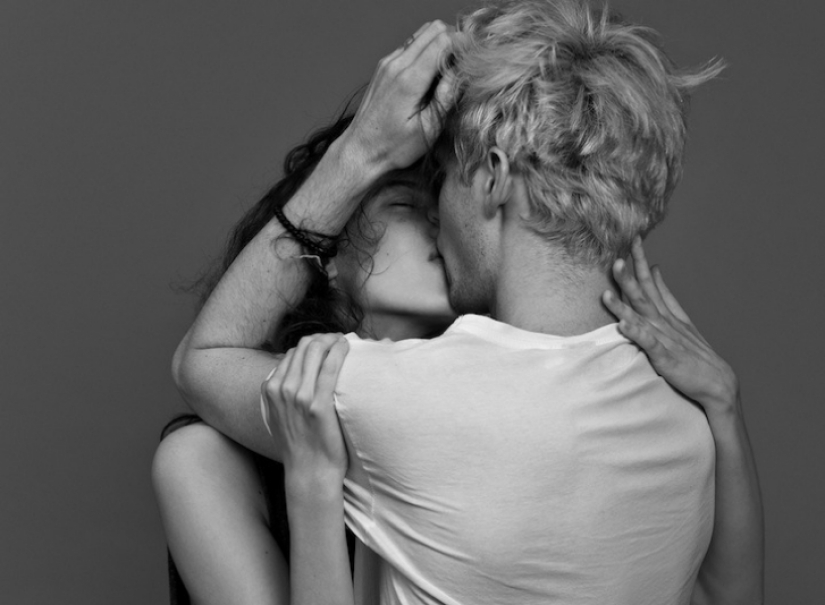 Are the photos just friends or a couple in love? Photo project about a kiss by Ben Lamberti