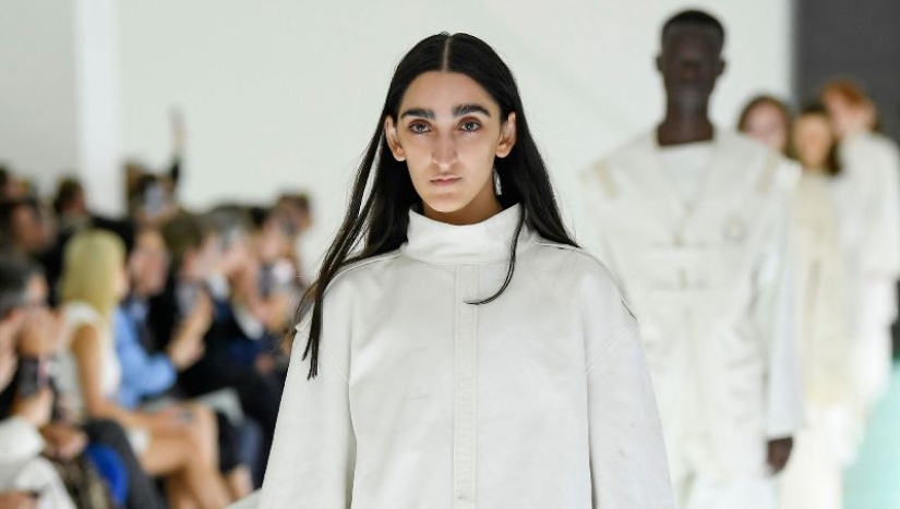 Armine Harutyunyan: why people love and hate a popular model from Armenia Armine Harutyunyan: why people love and hate a popular model from Armenia